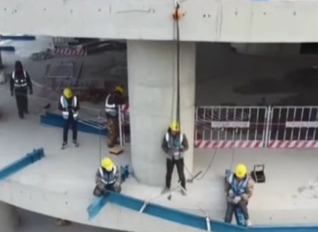 建筑工人用手拉葫蘆吊裝鋼絲繩電動(dòng)葫蘆運(yùn)行軌道